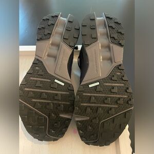 New, never worn-M size 9 ON Cloudsurfer Trail WP. Color:Black/Eclipse